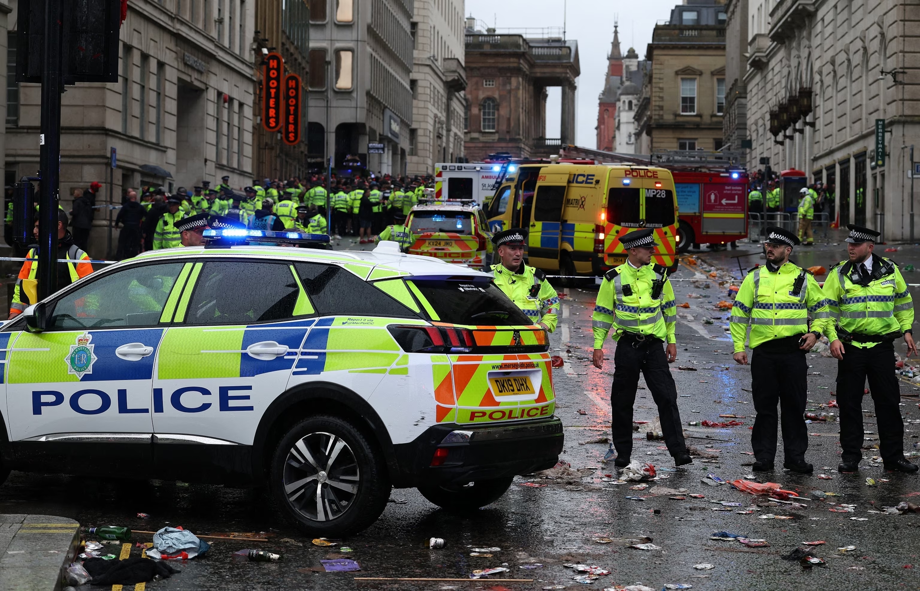 Mannen som kjørte inn i folkemengden under paraden i Liverpool er dømt til 21 år og seks måneders fengsel