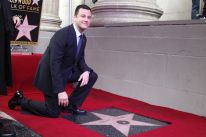 media/38/hollywoodralliesbehind_4673863t.jpg