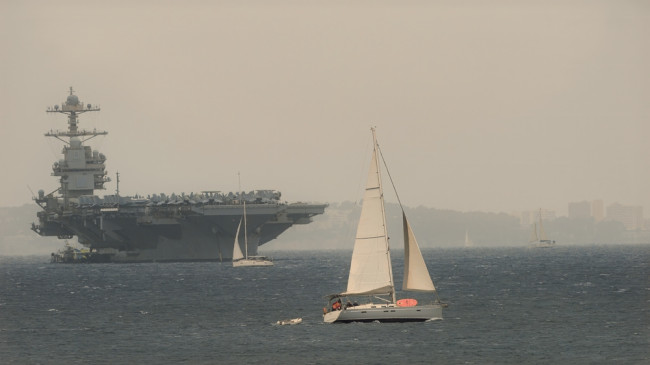 Det amerikanske hangarskipet USS Gerald R. Ford rammes av en brann om bord på den 18. dagen av krigen mot Iran