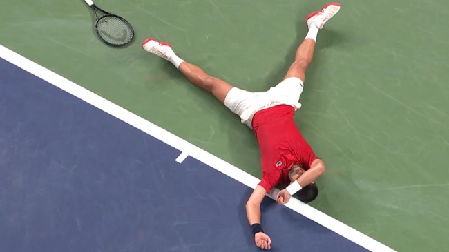 Novak Djokovic overlever nok en uutholdelig kamp og slår en av Federers rekorder