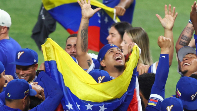 Venezuela slår USA i World Baseball Classic, det første store baseballtrofeet på flere tiår