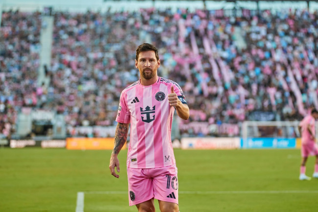 Leo Messi scorer dobbelt i en spennende 5-3-seier i MLS, en måned før VM begynner