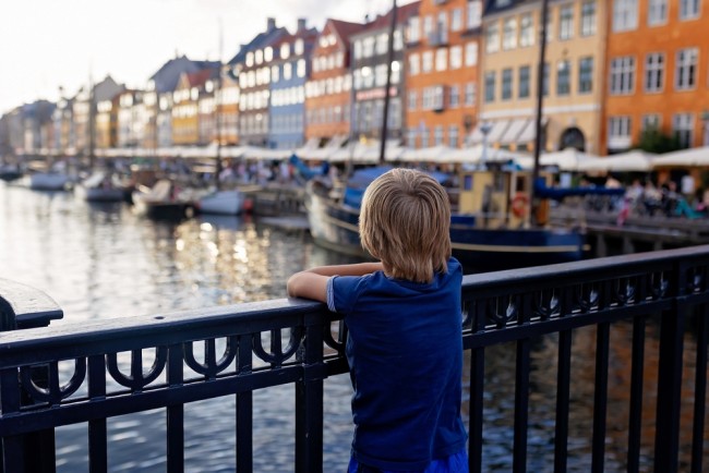 Danmark planlegger forbud mot sosiale medier for barn under 15 år
