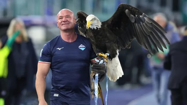 Lazio sparker falkoneren som tok seg av ørnemaskoten etter å ha vist frem sin penisprotese på sosiale medier