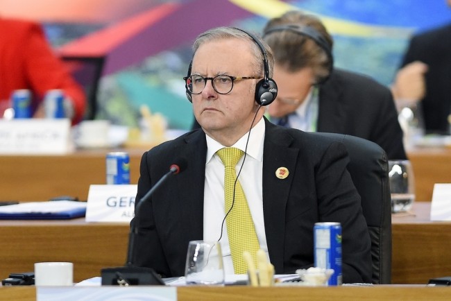 Australia har blokkert nesten 5 millioner kontoer på sosiale medier for tenåringer i henhold til det nye aldersforbudet