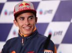 Carlos Sainz anser Marc M&aacute;rquez som MotoGPs Ayrton Senna: "Vi lever i n&aring;tiden, vi skj&oslash;nner det ikke"