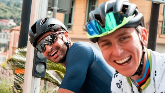 Carlos Sainz forteller om vennskapet med Tadej Pogacar: "Han er en veldig ydmyk og jordnær fyr"