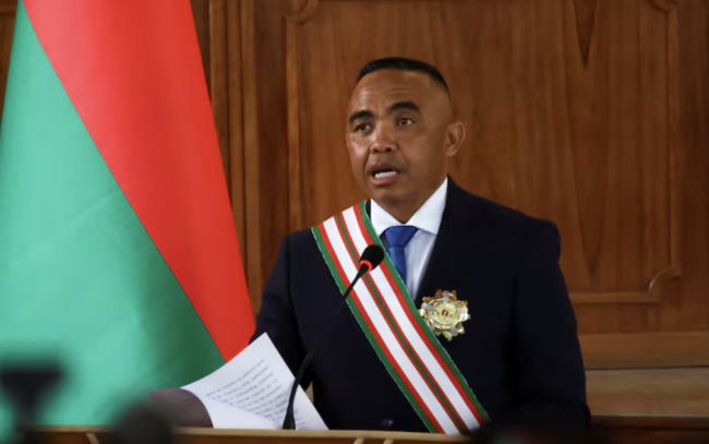 Madagaskars president Randrianirina avskjediger sin statsminister og hele regjeringen
