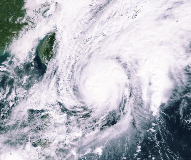 Over en million mennesker er drevet på flukt etter at supertyfonen Fung-wong har rammet Filippinene