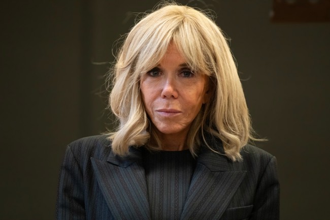 Paris-domstol dømmer ti personer for nett-trakassering av Brigitte Macron, som hevdet at hun var født som mann