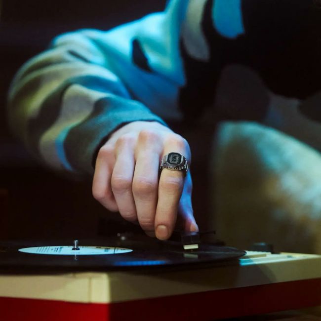 Casio har laget en smart ring som også er en digital klokke