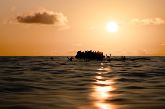 Minst 53 døde eller savnede etter at migrantbåt kantret utenfor Libya