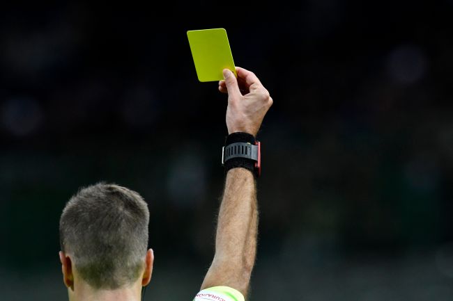 Sevilla-spiller arrestert, anklaget for å ha tvunget til seg gule kort slik at vennene hans kunne tjene penger på veddemål