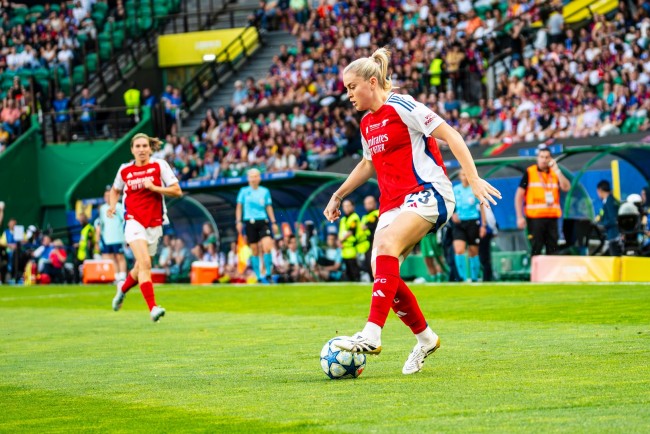 Alessia Russos scoring for Arsenal slår Real Madrid; Manchester United tapte 5-2 i Champions League for kvinner