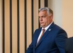 Den globale ytre h&oslash;yrefl&oslash;yen samler seg bak Orb&aacute;n i forkant av valget i Ungarn