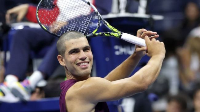 Carlos Alcaraz overrasker deltakerne i US Open med ny frisyre og Rory McIlroy-imitasjon