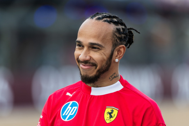 Lewis Hamilton blir den eldste vinneren av et Formel 1-løp siden 1970 i Barcelona