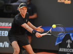 Jannik Sinner UTE av Roland Garros etter &aring; ha m&aring;ttet ta en kontroversiell medisinsk timeout