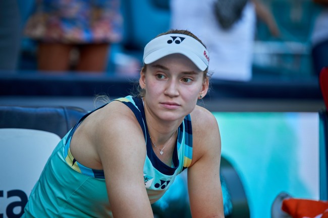 Elena Rybakina nektet å ta bilde med WTA-sjefen etter finaleseieren mot Sabalenka