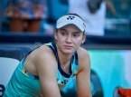 Elena Rybakina nektet å ta bilde med WTA-sjefen etter finaleseieren mot Sabalenka