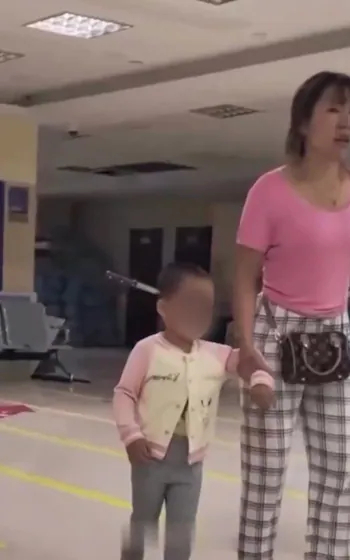 Mor stikker 3 år gammel datter i hodet med 15 cm lang kniv "ved et uhell" og følger henne til sykehus