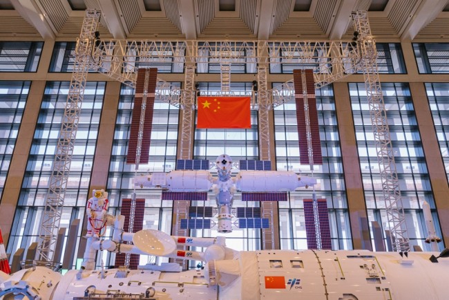 Musk blir tilkalt for å hjelpe Kinas Shenzhou-20-mannskap etter å ha blitt truffet av romskrot