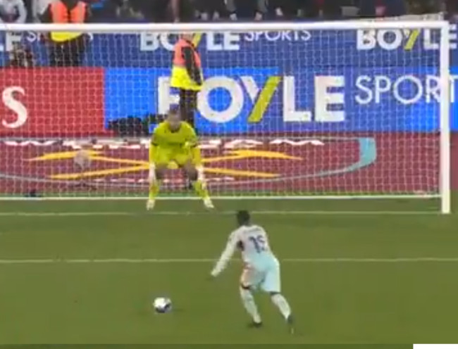 Brentford-manager forsvarer spiller som bommet på viktig straffespark i panenka-stil