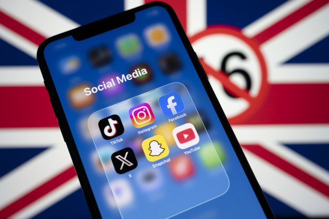 YouTube, TikTok, Instagram, Facebook, X og Snapchat er alle omfattet av Storbritannias forbud mot sosiale medier for barn under 16 år