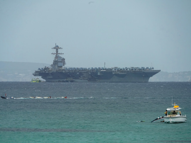 Trump sender jagerfly for å "sparke inn døren" i Iran