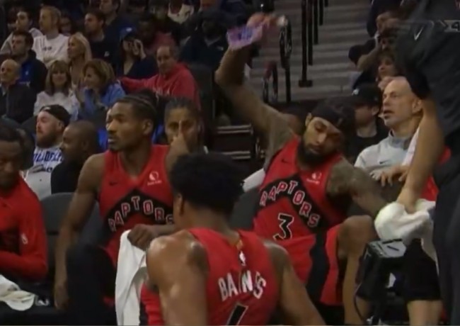 Toronto Raptors' Brandon Ingram får en bot på 25 000 dollar for å ha kastet en flaske fylt med vann