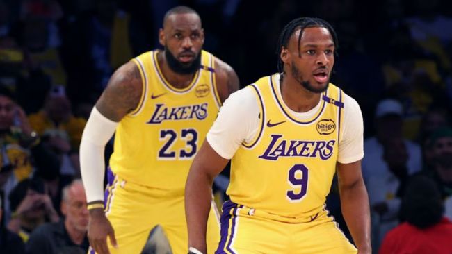 Bronny og LeBron James, far og sønn, skriver NBA-historie