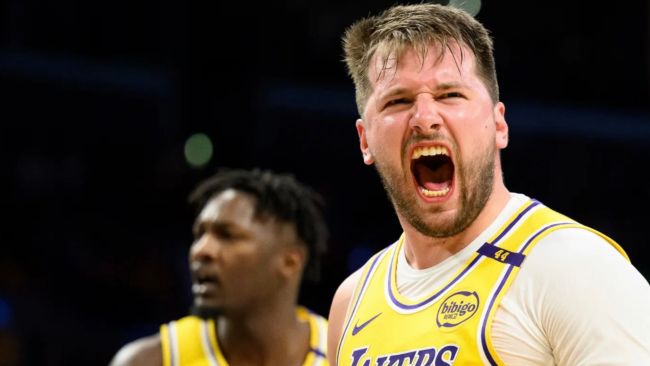 Luka Doncic leder Lakers til seier etter seier og skriver historie i prosessen