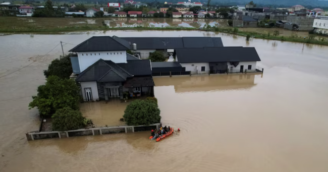 Flom og jordskred i Indonesia har ført til over 700 dødsfall
