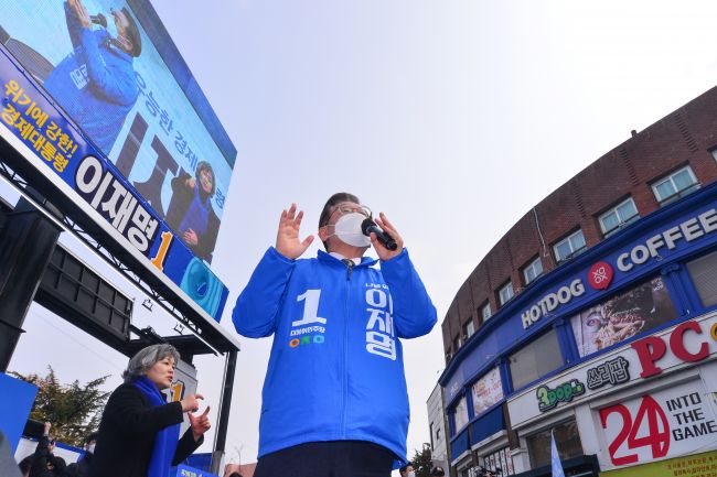 Lee Jae-myung lanserer presidentkandidatur som toppkandidat