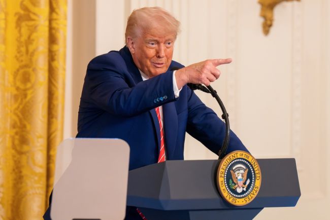 Trump varsler nye tollsatser på grunn av Europas digitale regler