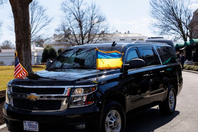 Zelenskij lander i Washington for møte med Trump