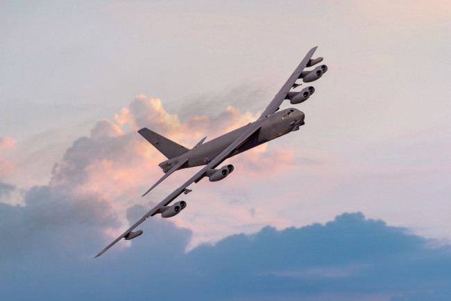 Et B-52-bombefly styrter i California – åtte omkom