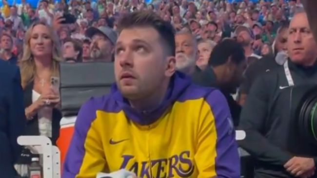Luka Dončić gråter i sin retur til Dallas, men scorer senere sesongrekord mot sin tidligere klubb