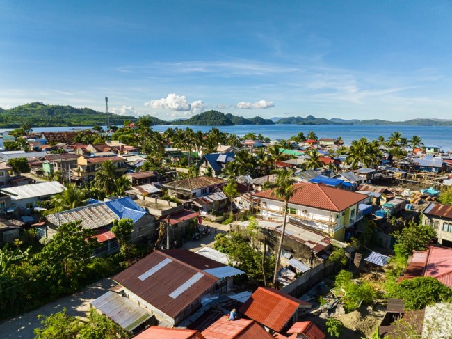 Jordskjelv med en styrke på 7,4 utløser tsunamivarsler over hele Sør-Filippinene