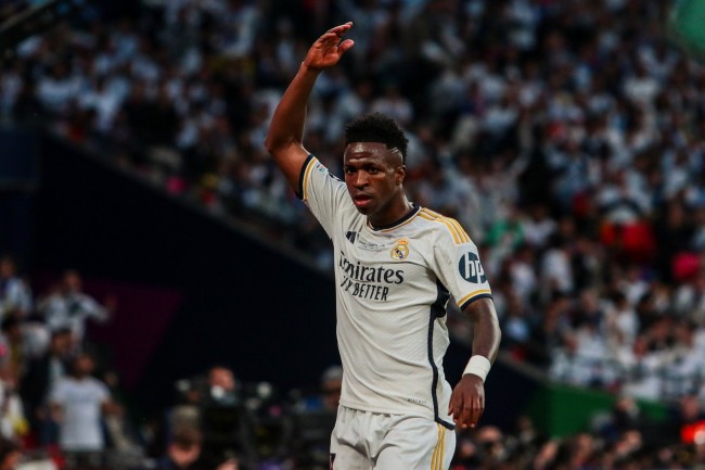 Real Madrid-fansen plystrer spillerne på Bernabéu, og noen ber om Florentino Pérez' avgang