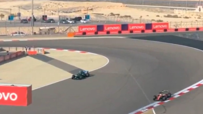 Fernando Alonso strandet midt på veien etter at Aston Martin-bilen sluttet å fungere i Bahrain
