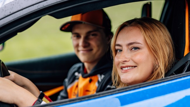 Formel 1 retter seg mot unge målgrupper med en serie der en populær YouTuber lærer å kjøre bil