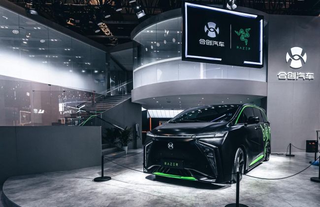 Razer-merket minibuss beskrives som en "mobil esportsfestning"