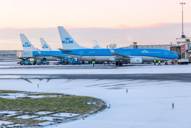 Snø og vind lammer Amsterdams Schiphol