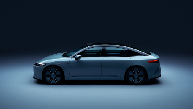 Sony kjørte sin Afeela EV på scenen ved hjelp av en PlayStation DualSense-kontroller.