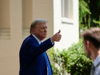 media/71/whitehousefloats_4537153t.jpg
