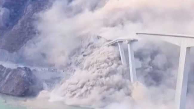 Video fanger øyeblikket da en nybygd, 2 500 meter lang bro i Kina kollapser i løpet av sekunder