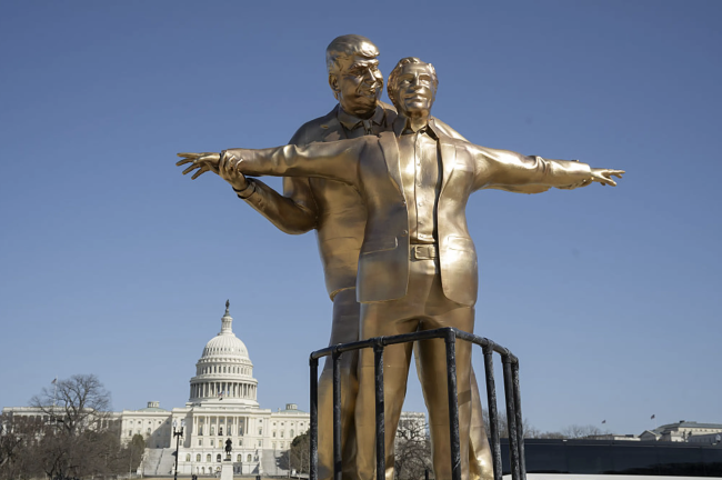 Ny satirisk statue i Washington viser Trump og Epstein som elskende fra Titanic