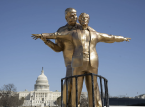 Ny satirisk statue i Washington viser Trump og Epstein som elskende fra Titanic