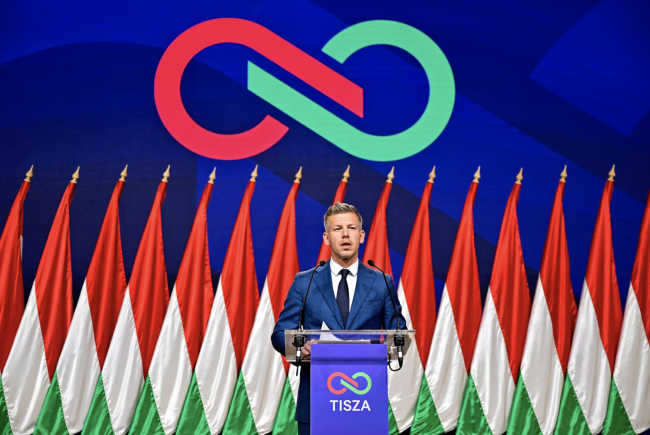Det ungarske parlamentet vedtar en ny lov som begrenser antall perioder som statsminister til to, og som hindrer Viktor Orbáns tilbakevending
